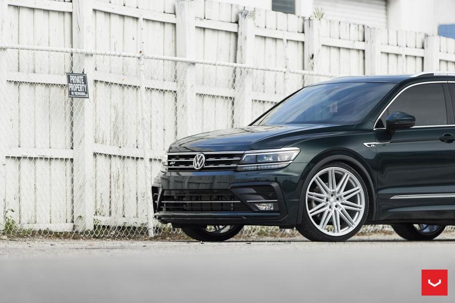  Volkswagen Tiguan R-Line on Vossen Wheels (CV10) 2019 года  (фото 3 из 36)